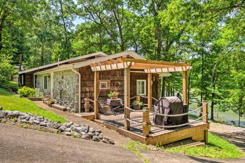 Фотография гостевого дома Pelican Bay Retreat on Lake Barkley with Kayaks!