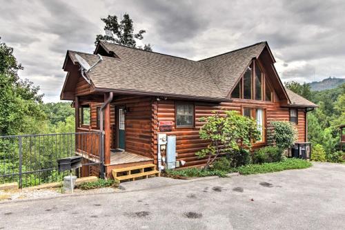 Фотография гостевого дома Sevierville Cabin with Games, Hot Tub and 4 King Beds!