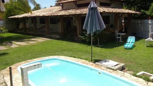 Фотография гостевого дома Casa de praia em condomínio exclusivo na Barra de Santo Antônio com piscina