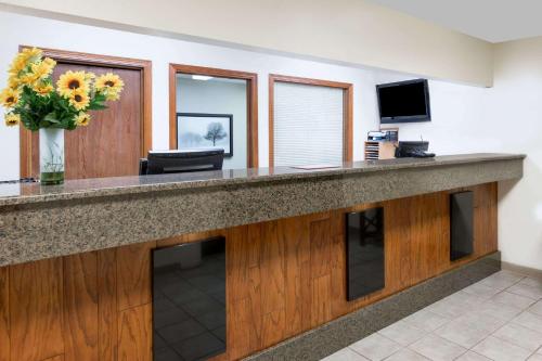 Фотография гостиницы Days Inn & Suites by Wyndham Des Moines Airport