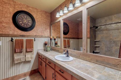 Фотография гостевого дома 4 Bed 4 Bath Vacation home in Oaks at Wasatch