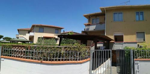 Фотография гостевого дома VADA (LI) ZONA RESIDENZIALE A 300 MT DAL MARE da 6 a 8 POSTI LETTO