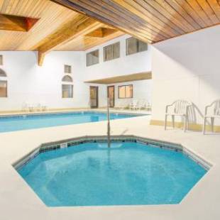 Фотографии гостиницы
Days Inn & Suites by Wyndham Red Rock-Gallup