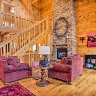 Фотография гостевого дома Luxury Cabin with Deck Less Than 5 Miles to Sapphire Valley!