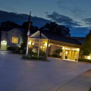 Фотографии гостиницы 
            The Del Monte Lodge Renaissance Rochester Hotel & Spa