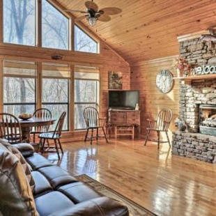 Фотография гостевого дома Roomy Riverfront Trout Valley Cabin with Fishing!