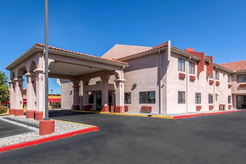 Фотография гостиницы Quality Inn & Suites Albuquerque North near Balloon Fiesta Park
