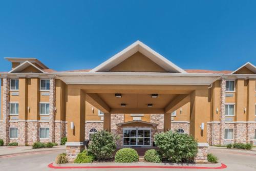 Фотографии гостиницы 
            Days Inn & Suites by Wyndham Cleburne TX