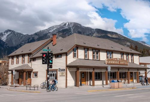 Фотография хостела PARTY HOSTEL - The Canmore Hotel Hostel