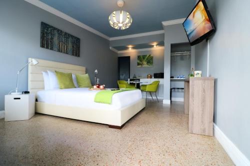 Фотография гостиницы Hollywood Beach Suites and Hotel