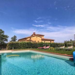 Фотографии гостевого дома 
            Spacious Holiday Home in Castelfranco di Sopra with Pool