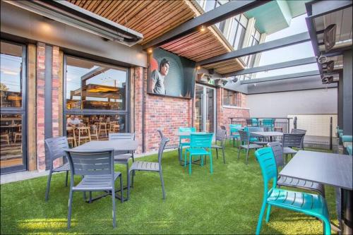 Фотография гостиницы Highlander Hotel Bar Kitchen Rooftop