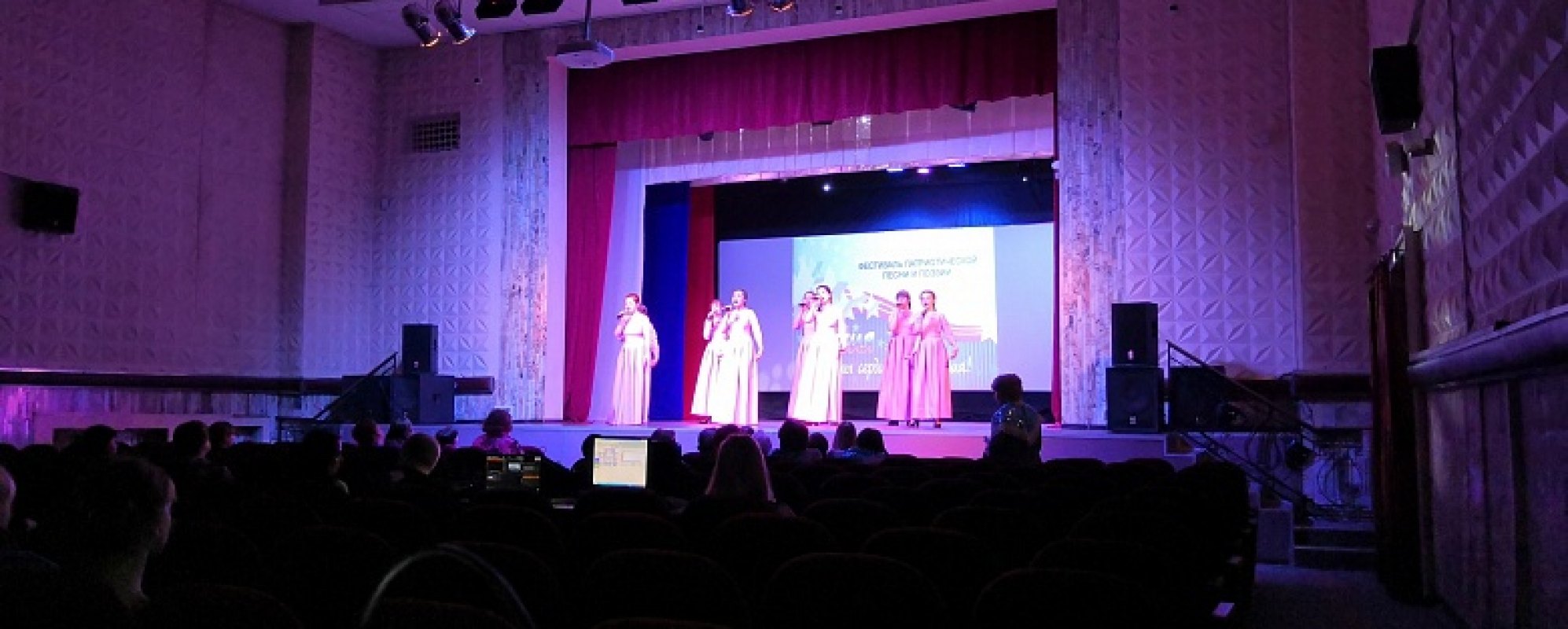 Фотографии концертного зала Зрительный зал Дома культуры Мир