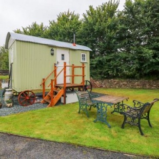 Фотография гостевого дома Shepherds Hut - The Hurdle