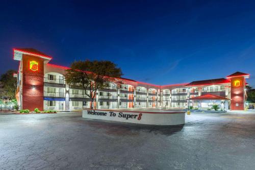 Фотография мотеля Super 8 by Wyndham Austin University/Downtown Area