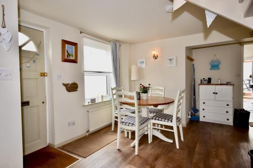 Фотография гостевого дома Boat House Sleeps 4 in the Centre of the Sailing Mecca of Cowes