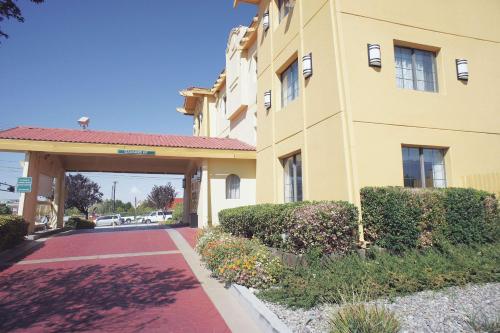Фотография гостиницы La Quinta Inn by Wyndham Albuquerque Airport