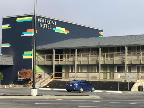 Фотография гостиницы Riverfront Hotel; SureStay Collection by Best Western