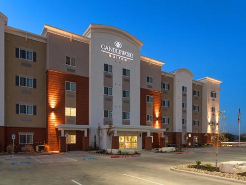 Фотография гостиницы Candlewood Suites San Marcos, an IHG Hotel