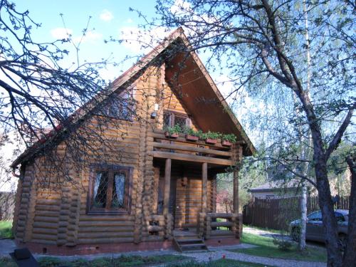 Фотография гостевого дома Просторный дом среди зелени и цветов