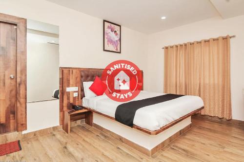 Фотография гостиницы Capital O 24450 Hotel Surabhi