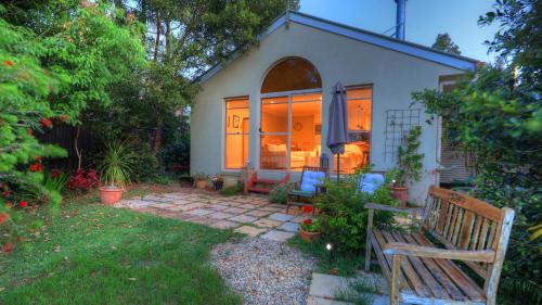 Фотография гостевого дома The Avenue at Montville Cottage