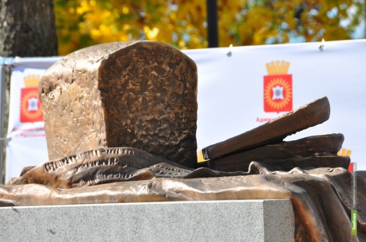 Фотографии памятника 
            Памятник Хлеб нашей памяти