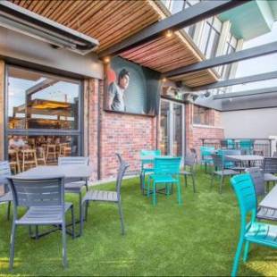 Фотографии гостиницы 
            Highlander Hotel Bar Kitchen Rooftop