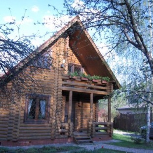 Фотография гостевого дома Просторный дом среди зелени и цветов
