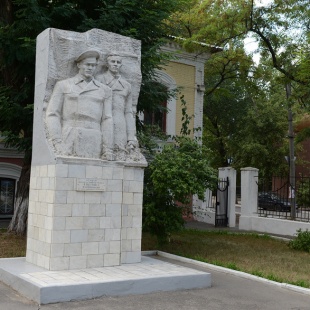 Фотография достопримечательности Памятник-горельеф Ф. Подтелкову и М. Криивошлыкову