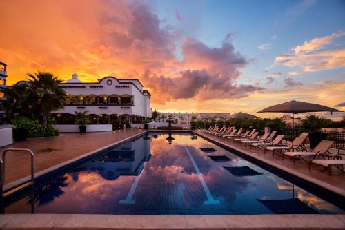 Фотографии гостиницы 
            Grand Residences Riviera Cancun, a Registry Collection Hotel