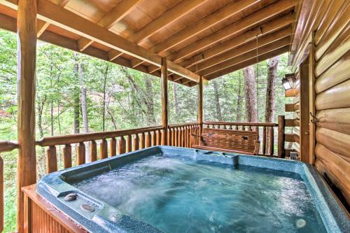 Фотография гостевого дома Romantic Pigeon Forge Log Cabin with Hot Tub!