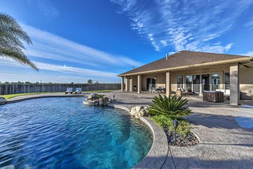 Фотографии гостевого дома
Elk Grove Getaway with Saltwater Pool Near Wineries!