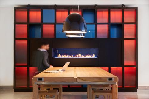 Фотография гостиницы Le Dauphin Montréal Centre-Ville