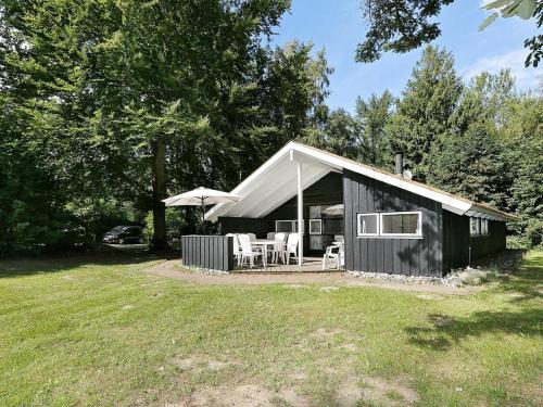 Фотография гостевого дома Four-Bedroom Holiday home in Melby