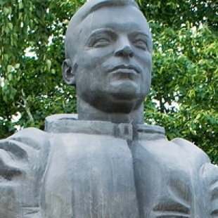 Фотография памятника Бюст летчика-космонавта Юрия Викторовича Романенко