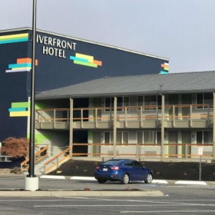 Фотография гостиницы Riverfront Hotel; SureStay Collection by Best Western