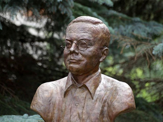 Фотографии памятника 
            Памятник поэту Н.А. Заболоцкому