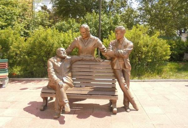 Фотография Скульптура Трем драматургам