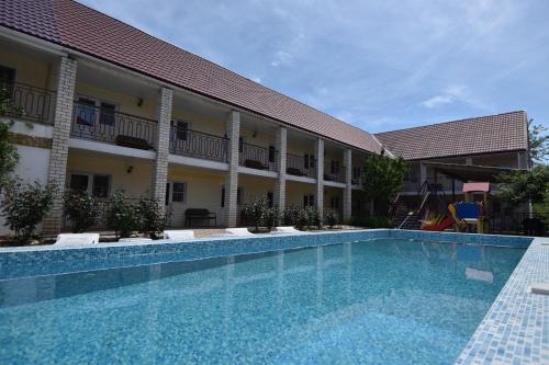 Фотографии гостевого дома
Премьера