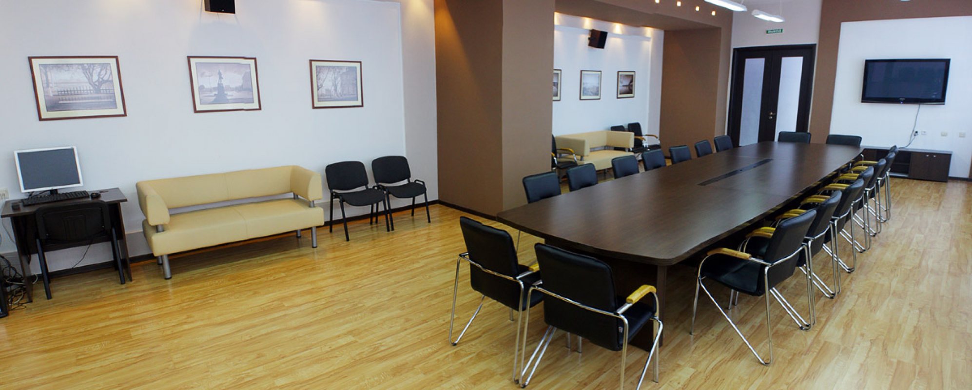Фотографии конференц-зала Конференц-зал на 35 посадочных мест Национальной библиотеки Чувашской Республики