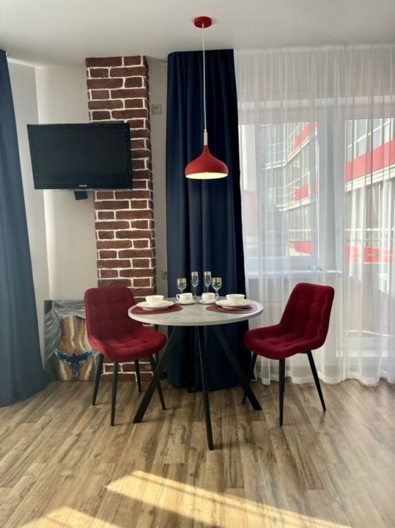 Фотография квартиры Улучшенные апартаменты Яркий Лофт панорамным видом из окна