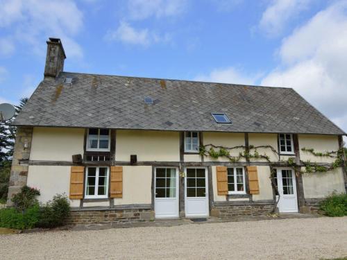 Фотография гостевого дома Pleasant Holiday Home in Isigny-Le-Buat with Garden