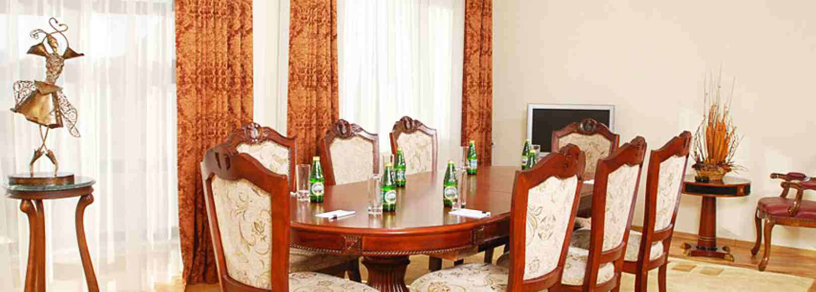 Фотография конференц-зала Иностранец