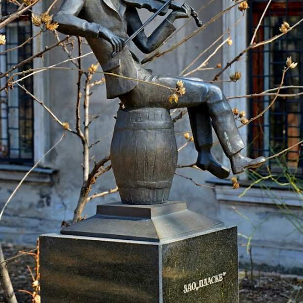 Фотографии памятника 
            Скульптура Сашка-музыкант