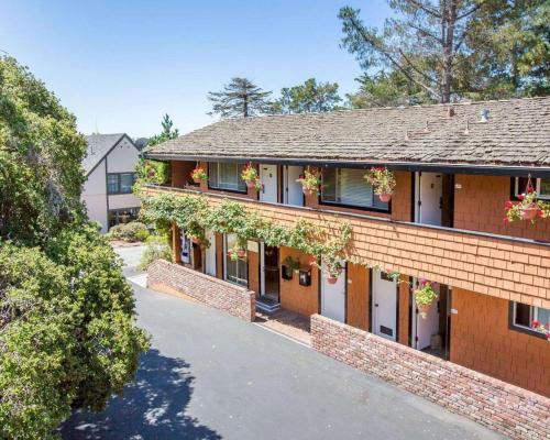 Фотография гостиницы Clarion Collection Carmel Oaks Inn