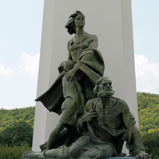 Фотографии памятника 
            Памятник Непокоренные