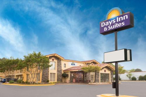 Фотография гостиницы Days Inn & Suites by Wyndham Huntsville Spacecenter