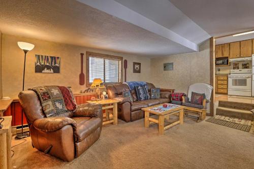 Фотография гостевого дома Grand Lake Home with Fireplace, Deck, Mountain Views