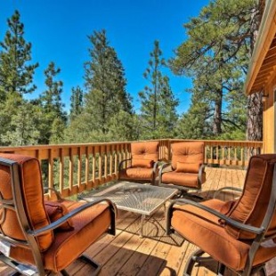 Фотография гостевого дома Pine Mountain Club Cottage with Wraparound Deck!
